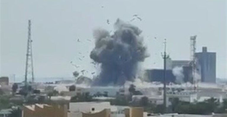 تصعيد خطير في الخليج.. حرائق بمنشآت بحرينية وكويتية إثر هجمات منسوبة لإيران تصعيد خطير في الخليج.. حرائق بمنشآت بحرينية وكويتية إثر هجمات منسوبة لإيران